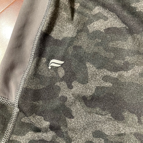 Fabletics Leggings, Powerhold, size Small, Black and Gray Camo Print, very nice - Picture 4 of 10